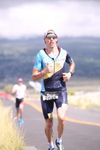 Mikkel Højborg igang med at løbe under en triatlon