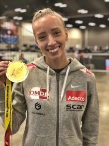 Sarah Malykke der står med sin Taekwoondo medalje
