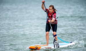 Caroline Küntzel padler på SUP til DM